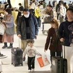 飛行機から降りて家路に就く乗客ら＝３日午後、大阪空港（撮影・笠原次郎）