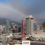 メリケンパーク付近から空へと伸びる虹＝４日午後１時１８分、神戸市中央区東川崎町１から（撮影・笠原次郎）