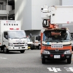 停電地域の復旧支援に向け、神戸を出発する関西電力送配電の作業車＝４日午後、神戸市中央区海岸通