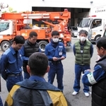 停電地域の復旧支援に向けた出発を前に、注意点などを確認する関西電力送配電の社員＝４日午後、神戸市中央区海岸通