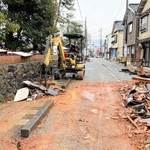 被災地で、倒壊した家屋を片付ける重機。芦屋市から駆け付けた吉田信昭さんらが操作した＝石川県輪島市（吉田さん提供）