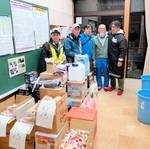 神戸から支援物資を届け、現地の人たちにエールを送った村井雅清さん（右から２人目）と吉椿雅道さん（中央）＝石川県七尾市（被災地ＮＧＯ恊働センター提供）