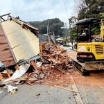 被災地で、倒壊した家屋を片付ける重機。芦屋市から駆け付けた吉田信昭さんらが操作した＝石川県輪島市（吉田さん提供）