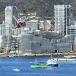 神戸港の新港第２突堤で２０２５年春の開業を目指す「神戸アリーナ」。ウオーターフロント再開発の目玉の一つだ＝神戸市中央区（撮影・笠原次郎）