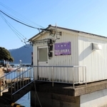 潮位を観測している津居山港の検潮所＝兵庫県豊岡市小島