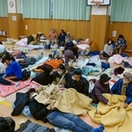 能登半島地震で避難所に身を寄せる大勢の人たち＝３日午後、石川県輪島市