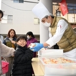イチゴのショートケーキを手に喜ぶ子ども。母は「久しぶりに笑顔が見られた」＝６日午前、石川県七尾市（撮影・風斗雅博）
