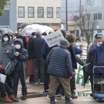 配給されるブルーシートを入手しようと列をつくる人々＝６日午前、石川県七尾市内（撮影・風斗雅博）