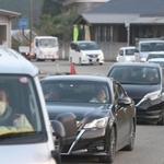 地震の影響により迂回路で渋滞する車の列＝６日午後、石川県七尾市内（撮影・風斗雅博）