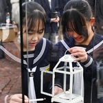 「１．１７希望の灯り」をろうそくで分灯する生徒ら＝７日午後、神戸市中央区加納町６、東遊園地〈撮影・斎藤雅志）