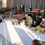 地震から逃れ、避難所で身を寄せる住民ら＝６日午後、石川県七尾市（撮影・風斗雅博）