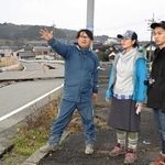 加賀淳一さん（左）から小牧地区の被害状況を聞く増島智子さん（中央）と山村太一さん（右）＝６日午後、石川県七尾市（撮影・風斗雅博）