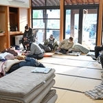 避難所で身を寄せる住民ら＝６日午後、石川県七尾市（撮影・風斗雅博）