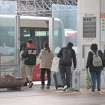 路線バスに乗り込む人たち＝８日午前、石川県金沢市のＪＲ金沢駅前（撮影・風斗雅博）