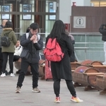 駅前で記念写真を撮る人たち＝８日午前、石川県金沢市のＪＲ金沢駅前（撮影・風斗雅博）