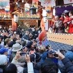 柳原蛭子神社で奉納された「戎舞」＝９日午前、神戸市兵庫区西柳原町（撮影・笠原次郎）