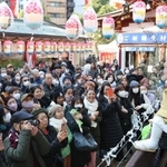淡路人形浄瑠璃の奉納で、参拝者に福を振りまく「えびす様」＝９日午前、神戸市兵庫区西柳原町、柳原蛭子神社（撮影・笠原次郎）