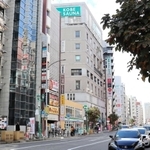 現在の「神戸サウナ＆スパ」が立つ生田新道。全壊したビルを建て直し、１９９７年４月に営業を再開した＝神戸市中央区下山手通２