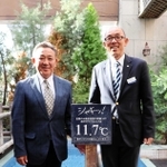 水風呂の温度「１１・７度」に込めた阪神・淡路大震災への思いを語る津村浩彦さん（右）と橋本憲一さん＝神戸市中央区下山手通２