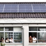 生徒たちがくつろぐ校舎の屋根に太陽光パネル。校内で使用する電気を賄う＝淡路市浜、ＡＩＥ国際高校（撮影・長嶺麻子）