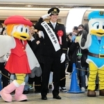 一日通信指令官として啓発イベントに参加する才木浩人投手＝神戸市中央区東川崎町１