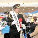 一日通信指令官として啓発グッズを配る才木浩人投手＝神戸市中央区東川崎町１