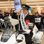 一日通信指令官として啓発イベントに参加し、白バイにまたがる才木浩人投手＝神戸市中央区東川崎町１