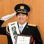 一日通信指令官の委嘱を受けた才木浩人投手＝兵庫県警本部