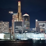 震災２９年を前に、神戸の街に浮かぶ「１・１７」の電飾＝１０日夜、神戸市中央区港島１から（撮影・中西幸大）