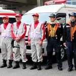 被災地に派遣された兵庫県災害医療センターのＤＭＡＴ隊員（右）と神戸赤十字病院の救護班員＝神戸市中央区脇浜海岸通１