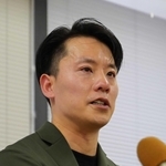 涙ながらに阪神・淡路大震災からの日々を振り返る鈴木佑一さん＝１０日午後、神戸市役所（撮影・斎藤雅志）
