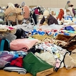 体育館の床で雑魚寝が続く河井小学校の避難所＝石川県輪島市河井町（金田真須美さん提供）