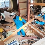 倒壊家屋で取り残された人の救出に当たる兵庫県警の警察官＝２日、輪島市内（県警提供）