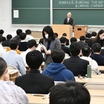 問題用紙が配られ、試験開始を待つ受験生＝１３日午前、神戸市東灘区岡本８、甲南大（撮影・風斗雅博）