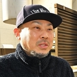 弟とキャッチボールをした路地で、家族への思いを語る藤本竜也さん＝神戸市兵庫区中道通７（撮影・斎藤雅志）