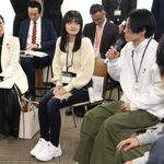 若者たちと意見交換をする加藤鮎子大臣（左）＝尼崎市若王寺２、尼崎市立ユース交流センター