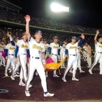 日本一となり場内を１周する選手たち＝１９９６年１０月２４日、ＧＳ神戸