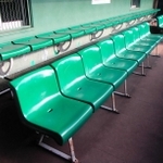 プロ野球選手らも座るベンチ。クッション性をよくする予定だ（神戸市提供）