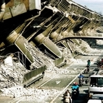 阪神・淡路大震災で横倒しになった阪神高速道路神戸線＝１９９５年１月１７日、神戸市東灘区