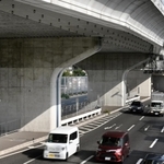 ６３５メートルにわたって横倒しになった阪神高速道路神戸線。湾岸線を含む６カ所で橋脚が崩れ、１６人が亡くなった＝２０２４年１月１３日、神戸市東灘区（撮影・風斗雅博）