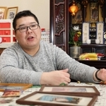 小学１年で被災し、弟２人を亡くした柴田大輔さん。能登半島地震の被災地の子どもたちに思いを寄せる＝神戸市長田区松野通４の実家で（撮影・長嶺麻子）