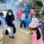 ルールづくりのワークショップで、花火を楽しむ子どもたち（川西市提供）