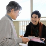 災害時には日ごろのつながりが生きる。その思いで、１人暮らしの高齢者宅を訪問する民生委員の貴山好江さん（左）＝西宮市内