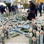 「１・１７」の文字に並べる竹灯籠を準備する神港学園高校の野球部員ら＝神戸市中央区加納町６、東遊園地