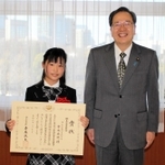 斉藤鉄夫国土交通相（右）から賞状を受け取った吉永美穂さん＝東京都千代田区