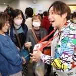 公演後、来場者に募金を呼びかけるシンガー・ソングライターのＴＯＵＭＡさん（右）＝神戸市垂水区日向１、レバンテホール