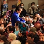 １０月に開かれたチャリティーコンサート。歌手の愛田幾也さんが客席に降りて歌い、会場を大いに盛り上げた＝神戸市垂水区日向１、レバンテホール