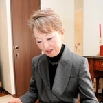 アルバムをめくりながら、父とマヤノトップガンの思い出を振り返る田所英子さん＝神戸市東灘区