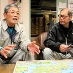 能登半島の地図を見ながら、被災時の様子を語る竹澤茂さん（左）。剣菱酒造の藤田雄一さんも思いを聞き続けた＝神戸市東灘区深江浜町（撮影・高田康夫）