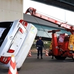 大地震で横転したという想定の乗用車を引き起こす訓練＝西宮市甲子園浜１（撮影・吉田敦史）